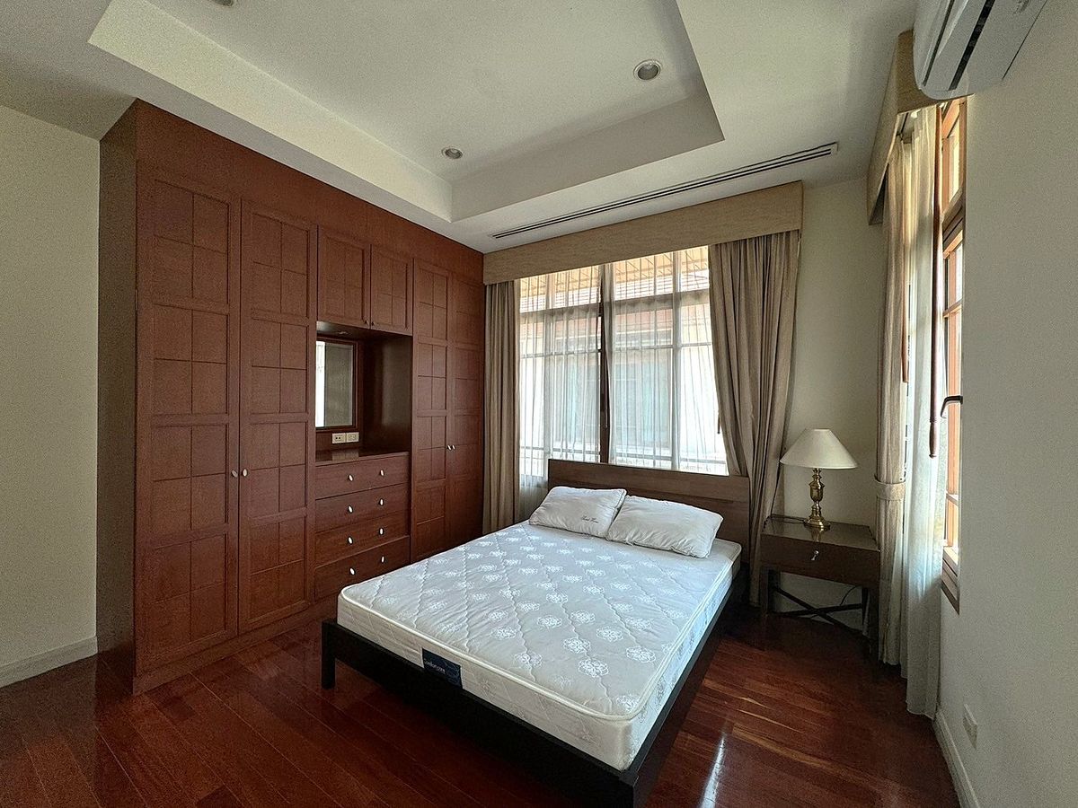 HouseSukhumvit, Asoke, Thonglor : Luxury houses in exclusive private compound, Close to BTS - Sukhumvit ** No Co-Agent ** 高端私人别墅园区的豪华住宅，靠近素坤逸BTS。不接受中介合作