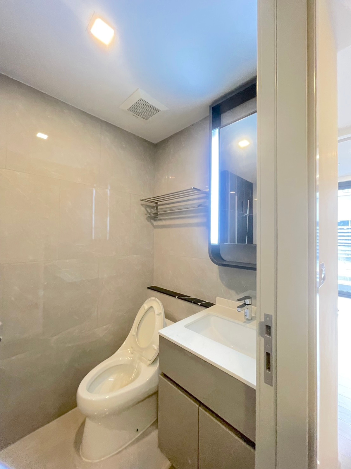 ขายคอนโดพระราม 9 เพชรบุรีตัดใหม่ RCA : 🔥 ด่วนที่สุด One 9 Five เลเอาท์สวยมาก ราคาถูกกว่าตลาดอย่างแน่นอน มีหลายห้องหลายชั้น ให้เลือก พร้อมนัดชมโครงการ