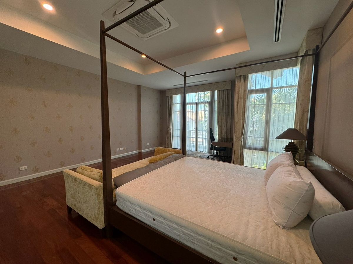HouseSukhumvit, Asoke, Thonglor : Luxury houses in exclusive private compound, Close to BTS - Sukhumvit ** No Co-Agent ** 高端私人别墅园区的豪华住宅，靠近素坤逸BTS。不接受中介合作