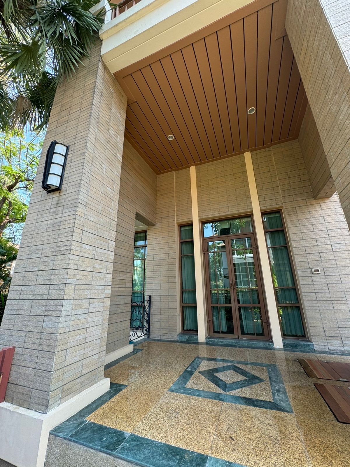 HouseSukhumvit, Asoke, Thonglor : Luxury houses in exclusive private compound, Close to BTS - Sukhumvit ** No Co-Agent ** 高端私人别墅园区的豪华住宅，靠近素坤逸BTS。不接受中介合作