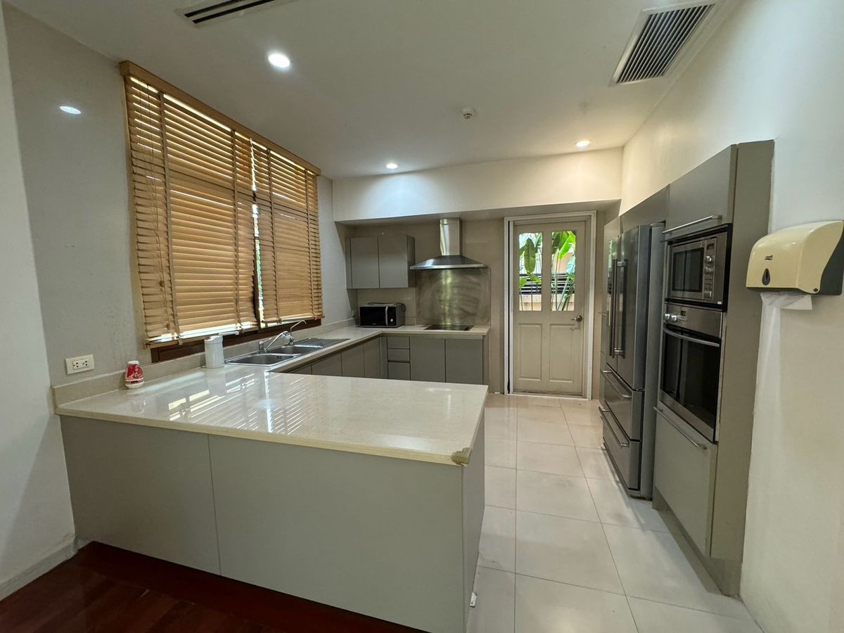 HouseSukhumvit, Asoke, Thonglor : Luxury houses in exclusive private compound, Close to BTS - Sukhumvit ** No Co-Agent ** 高端私人别墅园区的豪华住宅，靠近素坤逸BTS。不接受中介合作