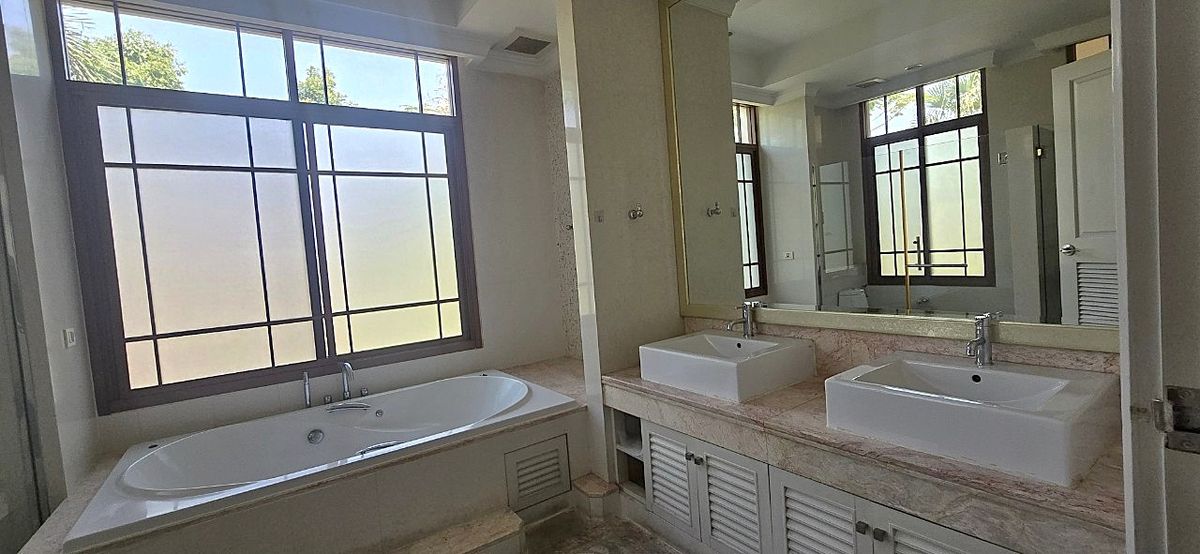 HouseSukhumvit, Asoke, Thonglor : Luxury houses in exclusive private compound, Close to BTS - Sukhumvit ** No Co-Agent ** 高端私人别墅园区的豪华住宅，靠近素坤逸BTS。不接受中介合作