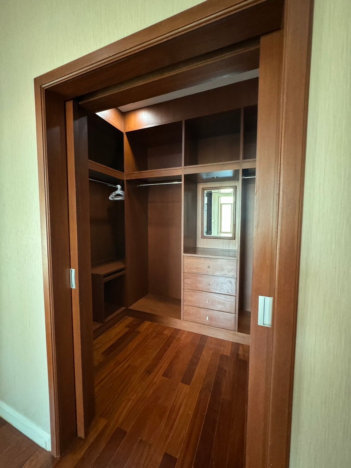 HouseSukhumvit, Asoke, Thonglor : Luxury houses in exclusive private compound, Close to BTS - Sukhumvit ** No Co-Agent ** 高端私人别墅园区的豪华住宅，靠近素坤逸BTS。不接受中介合作