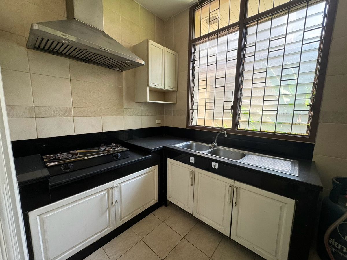 HouseSukhumvit, Asoke, Thonglor : Luxury houses in exclusive private compound, Close to BTS - Sukhumvit ** No Co-Agent ** 高端私人别墅园区的豪华住宅，靠近素坤逸BTS。不接受中介合作