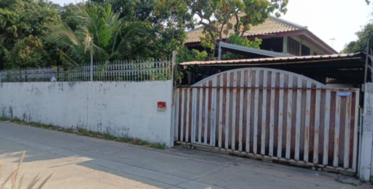 For SaleLandSamut Prakan,Samrong : Land for sale with a house in Sukhumvit 107, an area of ​​160 square wah, suitable for building houses and offices.