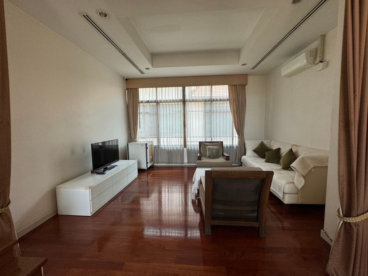 HouseSukhumvit, Asoke, Thonglor : Luxury houses in exclusive private compound, Close to BTS - Sukhumvit ** No Co-Agent ** 高端私人别墅园区的豪华住宅，靠近素坤逸BTS。不接受中介合作