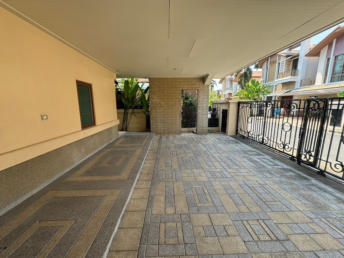 HouseSukhumvit, Asoke, Thonglor : Luxury houses in exclusive private compound, Close to BTS - Sukhumvit ** No Co-Agent ** 高端私人别墅园区的豪华住宅，靠近素坤逸BTS。不接受中介合作