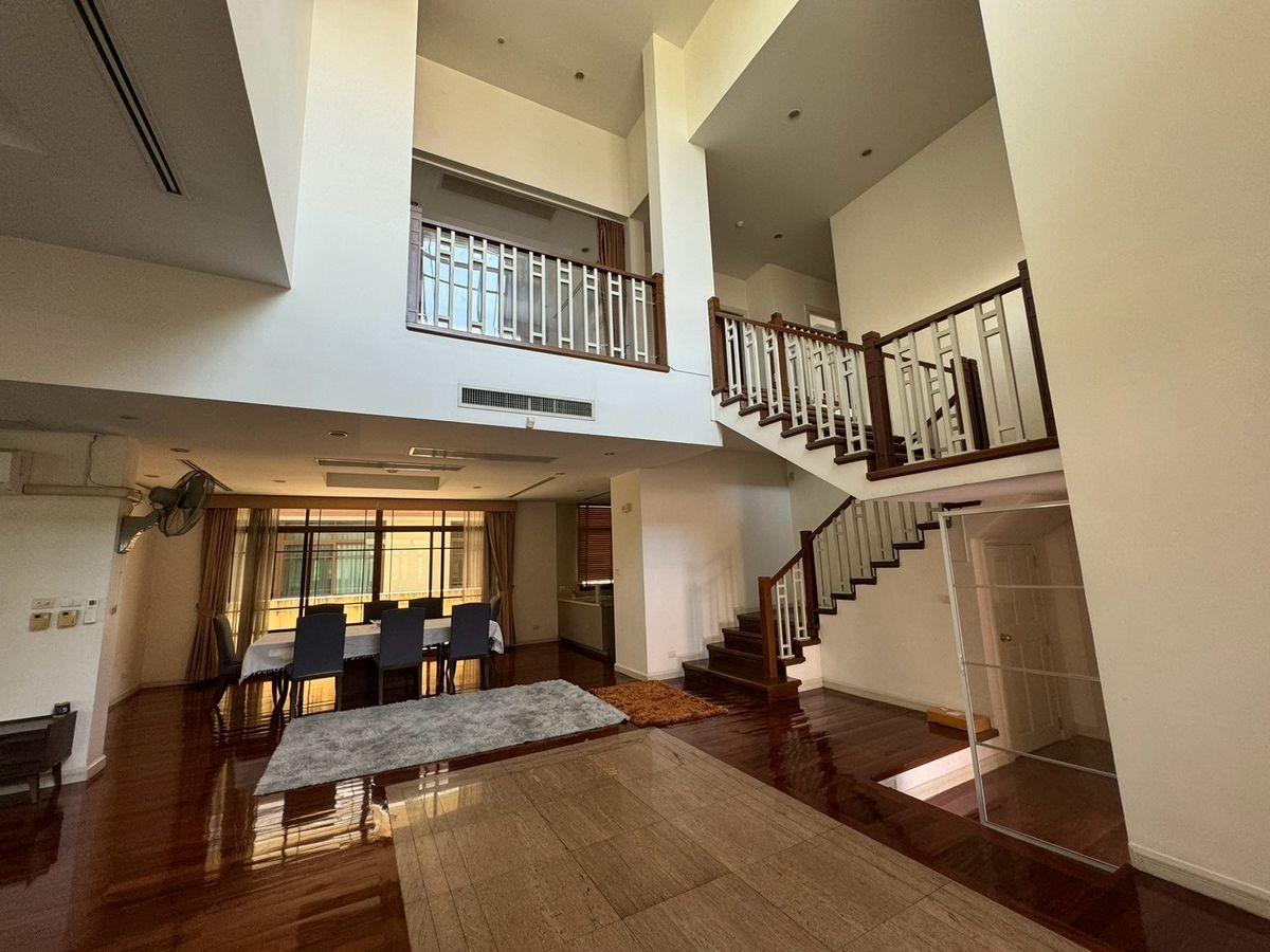 HouseSukhumvit, Asoke, Thonglor : Luxury houses in exclusive private compound, Close to BTS - Sukhumvit ** No Co-Agent ** 高端私人别墅园区的豪华住宅，靠近素坤逸BTS。不接受中介合作