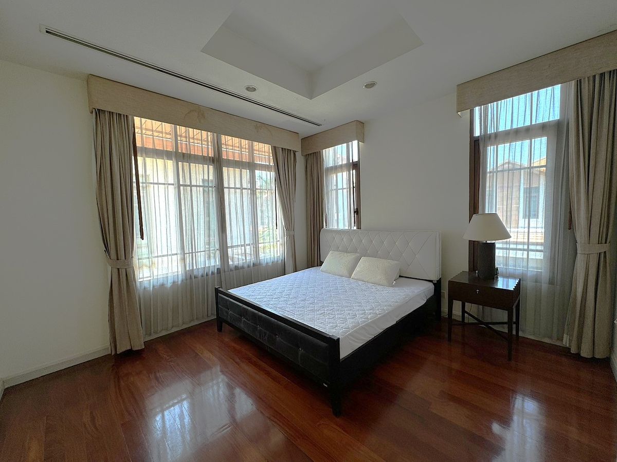 HouseSukhumvit, Asoke, Thonglor : Luxury houses in exclusive private compound, Close to BTS - Sukhumvit ** No Co-Agent ** 高端私人别墅园区的豪华住宅，靠近素坤逸BTS。不接受中介合作