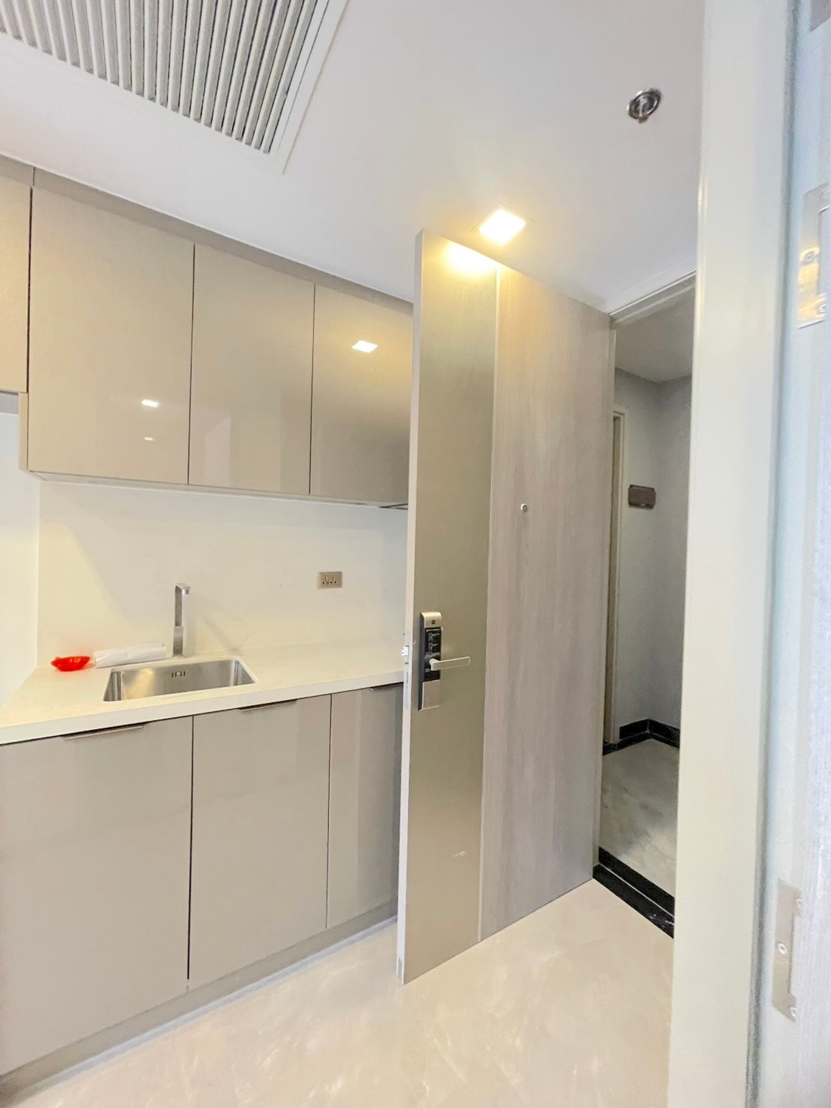 ขายคอนโดพระราม 9 เพชรบุรีตัดใหม่ RCA : 🔥 ด่วนที่สุด One 9 Five เลเอาท์สวยมาก ราคาถูกกว่าตลาดอย่างแน่นอน มีหลายห้องหลายชั้น ให้เลือก พร้อมนัดชมโครงการ