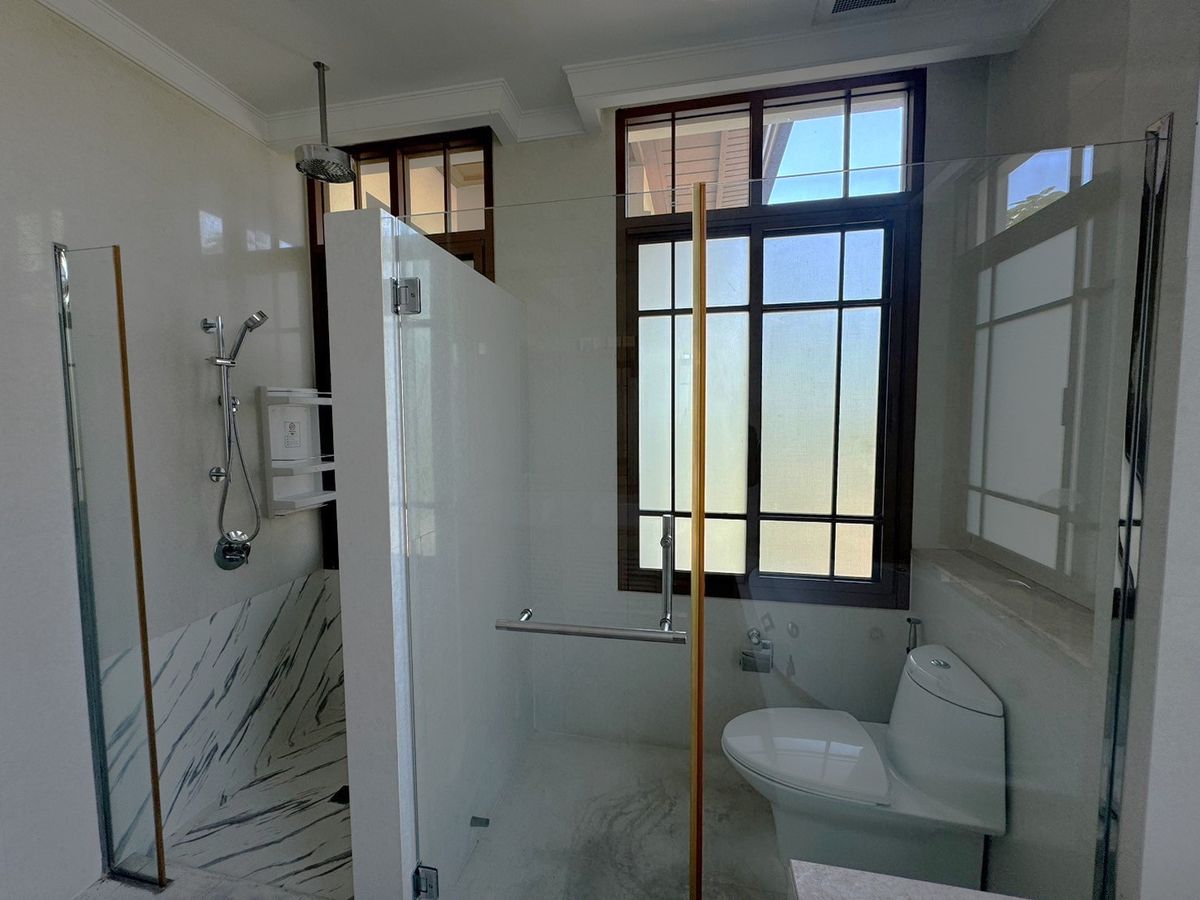 HouseSukhumvit, Asoke, Thonglor : Luxury houses in exclusive private compound, Close to BTS - Sukhumvit ** No Co-Agent ** 高端私人别墅园区的豪华住宅，靠近素坤逸BTS。不接受中介合作