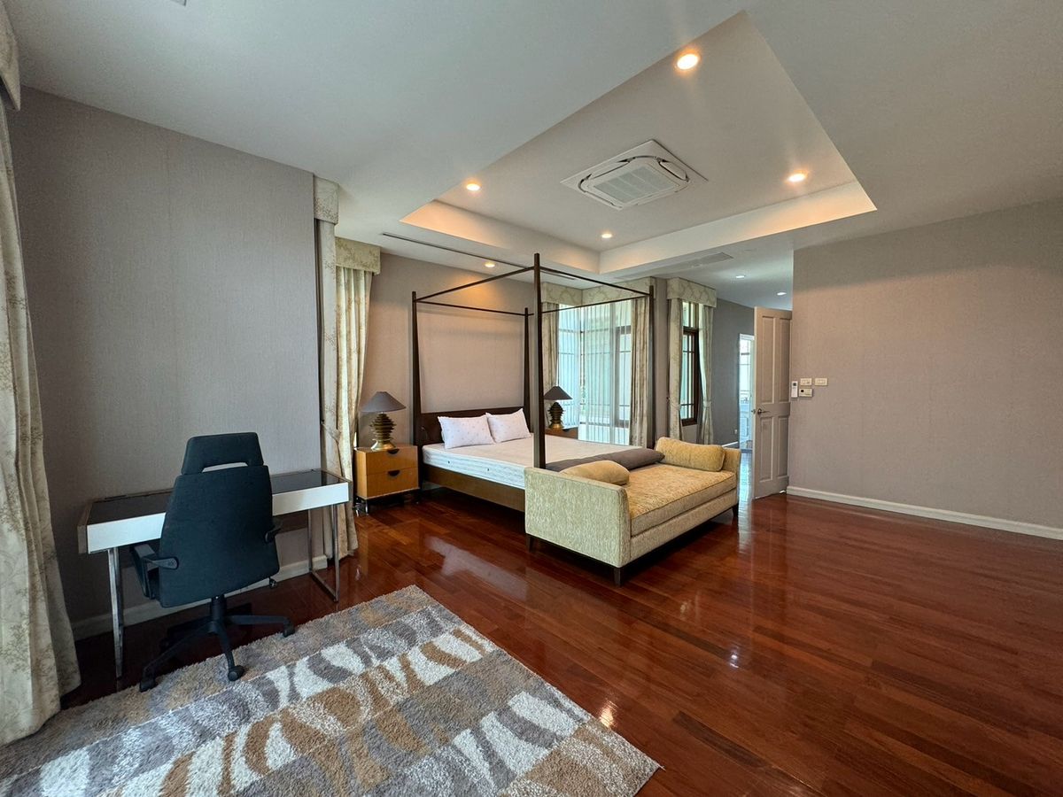 HouseSukhumvit, Asoke, Thonglor : Luxury houses in exclusive private compound, Close to BTS - Sukhumvit ** No Co-Agent ** 高端私人别墅园区的豪华住宅，靠近素坤逸BTS。不接受中介合作