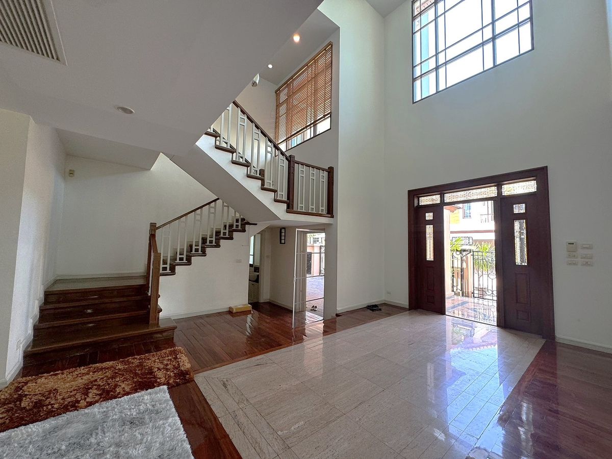 HouseSukhumvit, Asoke, Thonglor : Luxury houses in exclusive private compound, Close to BTS - Sukhumvit ** No Co-Agent ** 高端私人别墅园区的豪华住宅，靠近素坤逸BTS。不接受中介合作