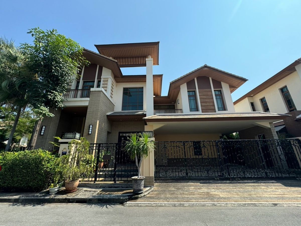 HouseSukhumvit, Asoke, Thonglor : Luxury houses in exclusive private compound, Close to BTS - Sukhumvit ** No Co-Agent ** 高端私人别墅园区的豪华住宅，靠近素坤逸BTS。不接受中介合作