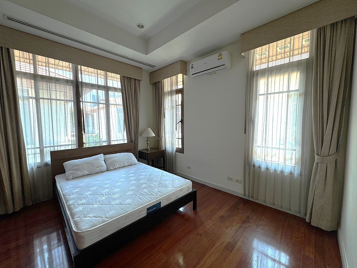 HouseSukhumvit, Asoke, Thonglor : Luxury houses in exclusive private compound, Close to BTS - Sukhumvit ** No Co-Agent ** 高端私人别墅园区的豪华住宅，靠近素坤逸BTS。不接受中介合作