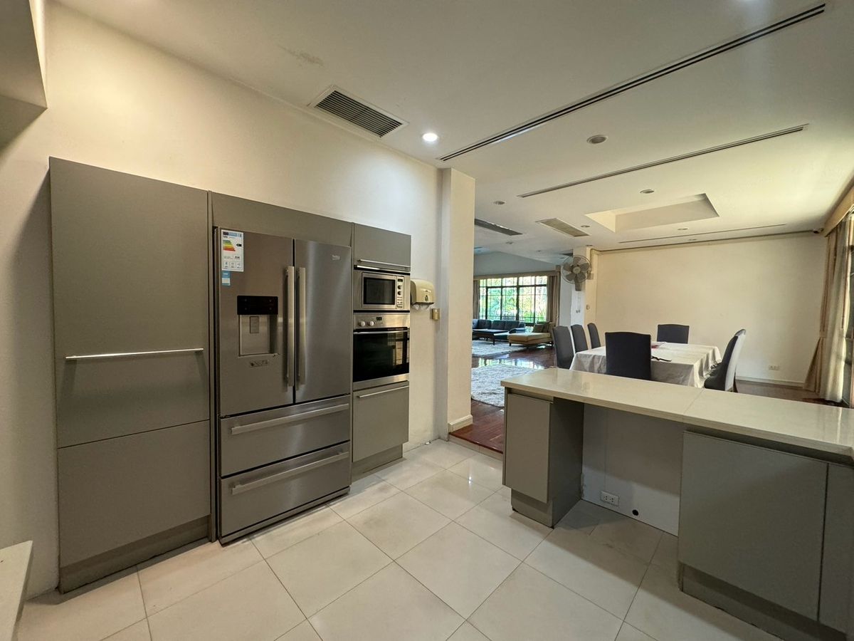 HouseSukhumvit, Asoke, Thonglor : Luxury houses in exclusive private compound, Close to BTS - Sukhumvit ** No Co-Agent ** 高端私人别墅园区的豪华住宅，靠近素坤逸BTS。不接受中介合作