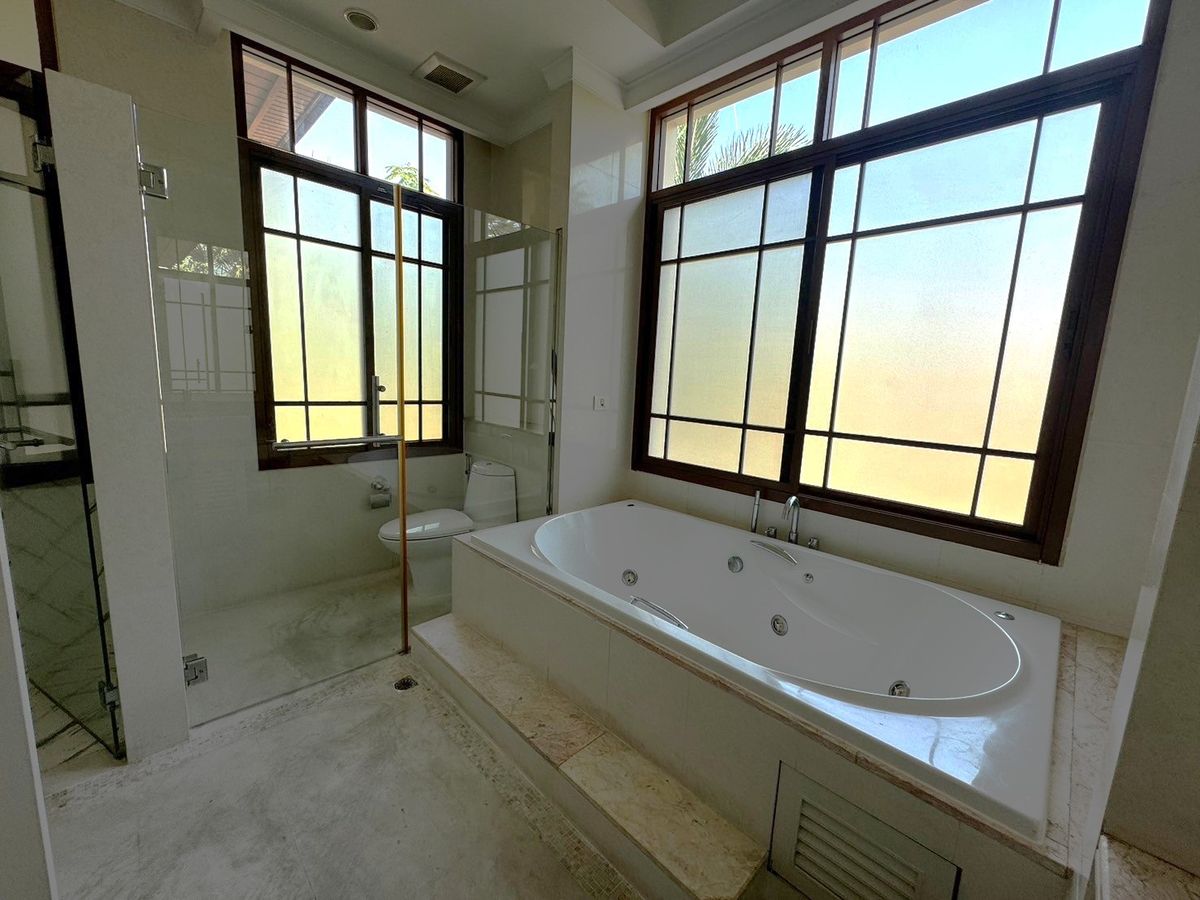 HouseSukhumvit, Asoke, Thonglor : Luxury houses in exclusive private compound, Close to BTS - Sukhumvit ** No Co-Agent ** 高端私人别墅园区的豪华住宅，靠近素坤逸BTS。不接受中介合作