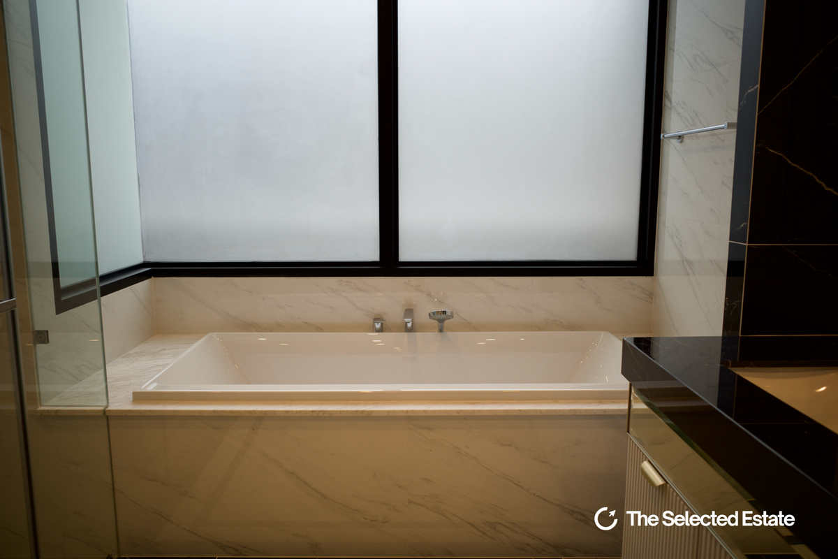 HousePattanakan, Srinakarin : 📍Sale & Amp; Ret: 5 Bedrooms | 6 Bathrooms - 705 SQM | 120 SQ.WA: RENT 800,000 THB/Month - Sale 85 MB