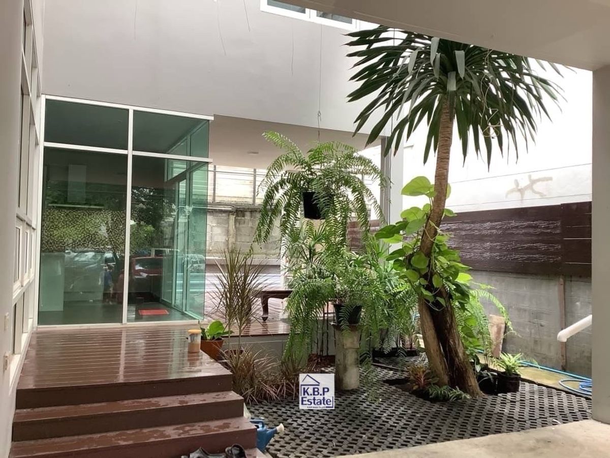 For RentTownhomeSukhumvit, Asoke, Thonglor : For RENT Single House Sukhumvit 49 (Thonglor Area) Fully Furniture Type 3 Beds 3 Baths +1MAID Room