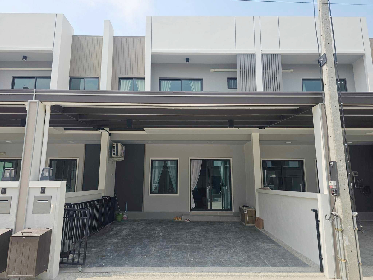 For RentTownhomeChiang Mai : Townhouse in the project Rent 22,000 baht per month, near Central Airport, only 10 minutes. No.3H114