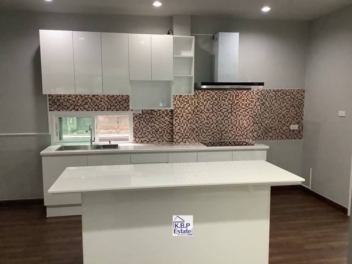 For RentTownhomeSukhumvit, Asoke, Thonglor : For RENT Single House Sukhumvit 49 (Thonglor Area) Fully Furniture Type 3 Beds 3 Baths +1MAID Room