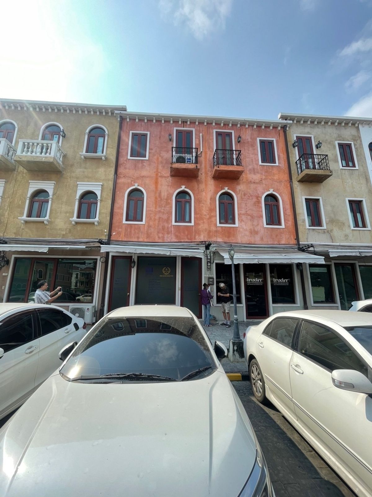 For RentTownhomeKasetsart, Ratchayothin : Building for sale/rent, Venice The Irish Watcharapol, suitable for renting an office, good location, lots of parking, rental price: 26,000 baht/month, with furniture 32,000 baht/month, selling for 7.4 million baht.