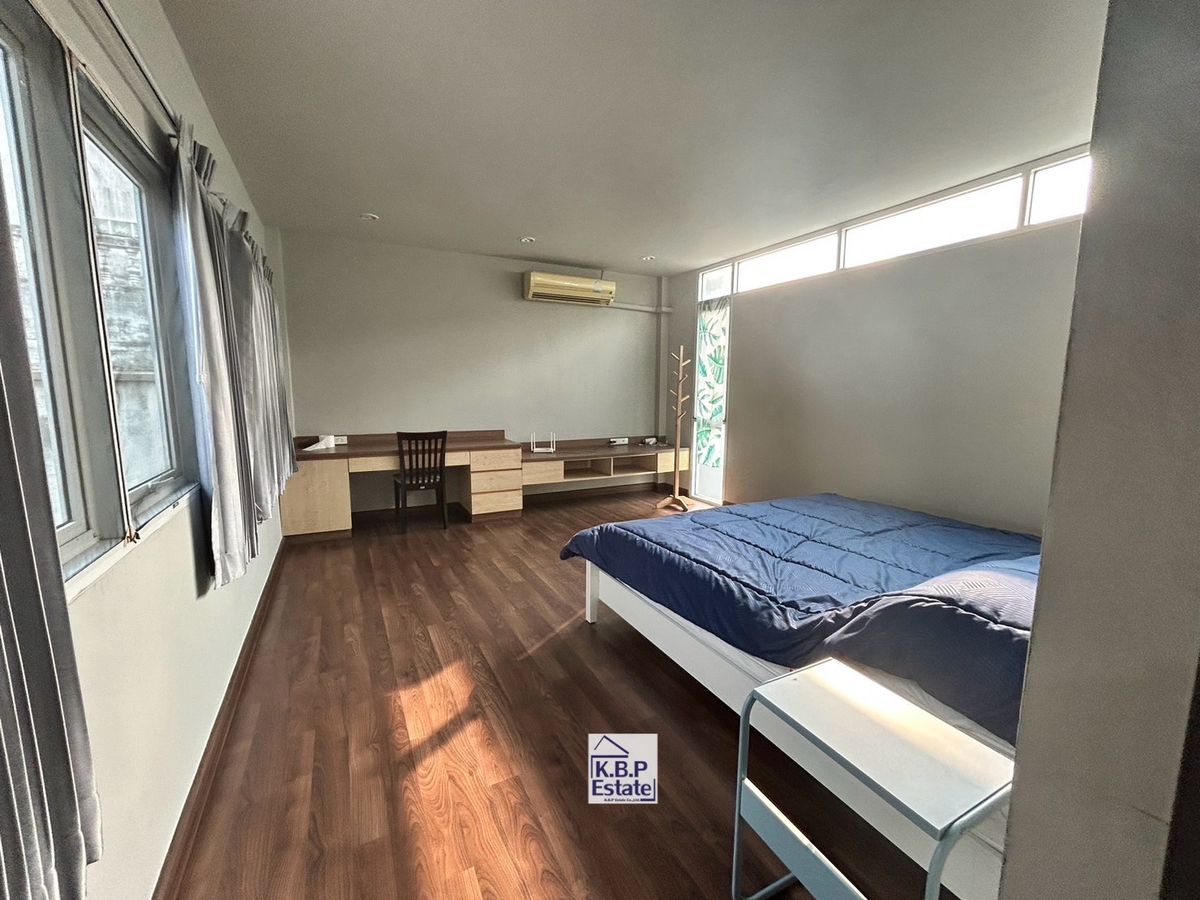 For RentTownhomeSukhumvit, Asoke, Thonglor : For RENT Single House Sukhumvit 49 (Thonglor Area) Fully Furniture Type 3 Beds 3 Baths +1MAID Room