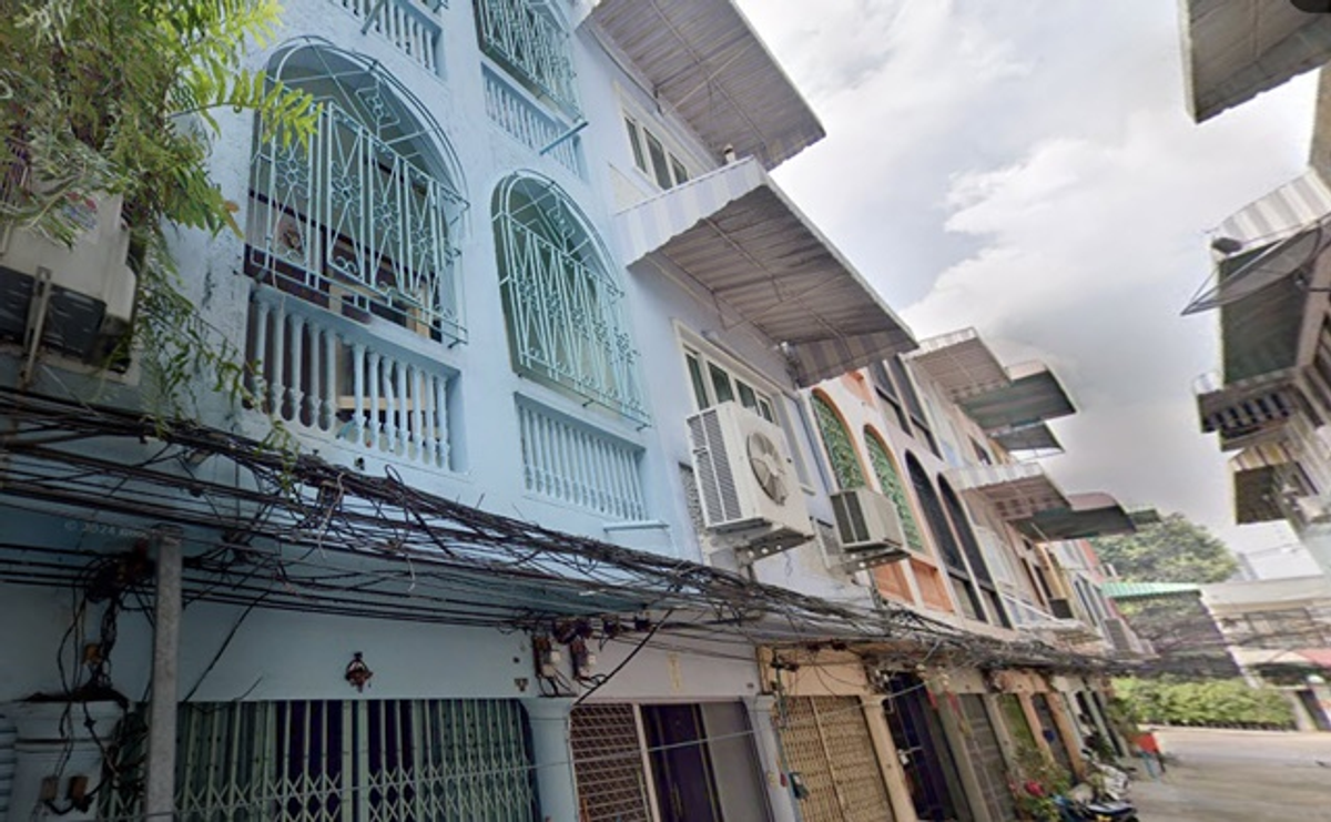 For RentShop HouseRama9, Petchburi, RCA : Sukhumvit 36-40 BTS Thonglor 560 m. Rental 3rd floor, 20 sq.w., 240 sq.m., The Thai International Seed 450 m. Airbnb 2-3, 3 water. Vimut Rama 4 310 m.
