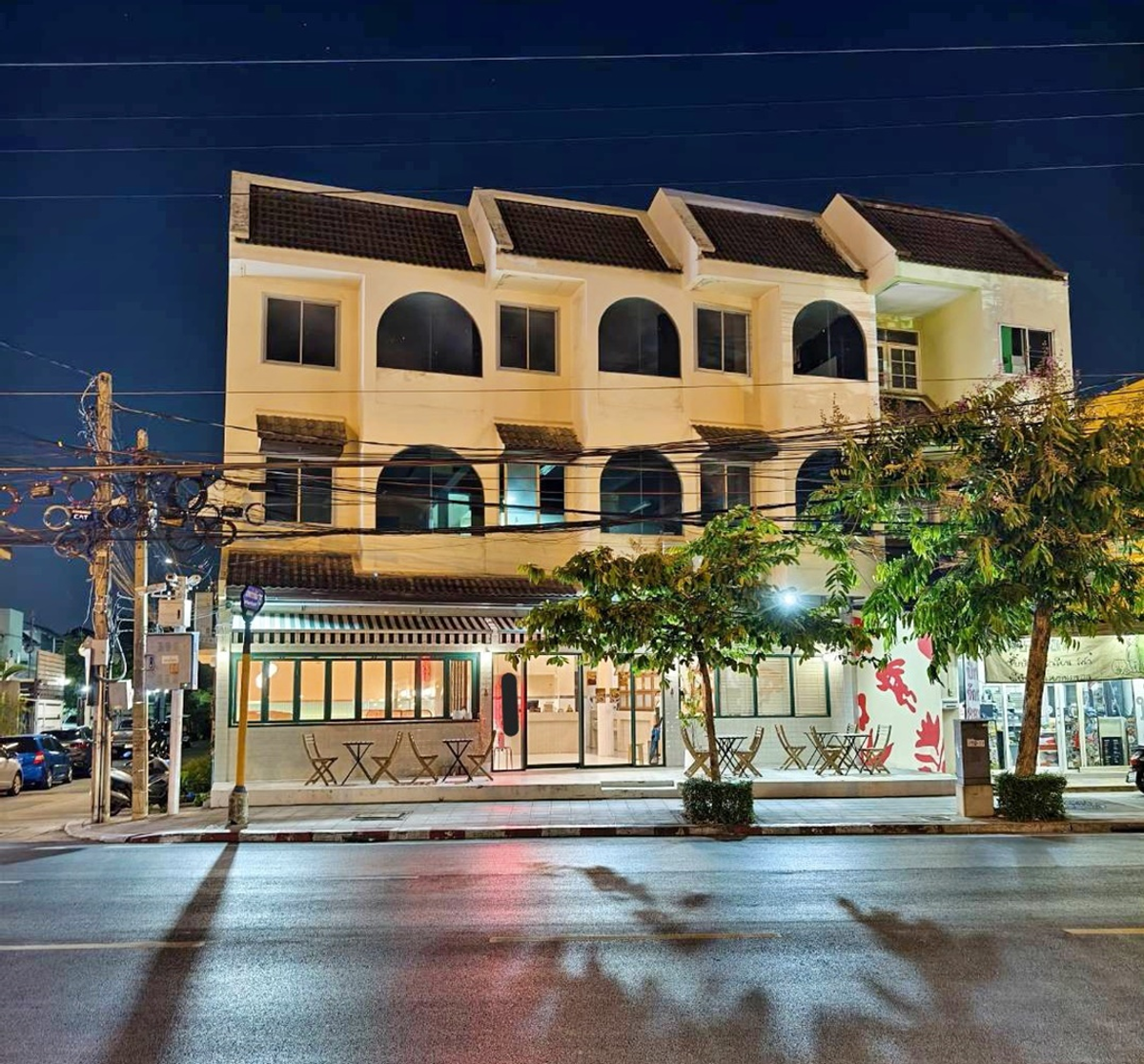 For LeaseholdShop HouseLadprao, Central Ladprao : Lease the commercial building, corner room, Lat Phrao, Wang Hin 75, only 99000, near Lotus Makro The Jas Wang Hin