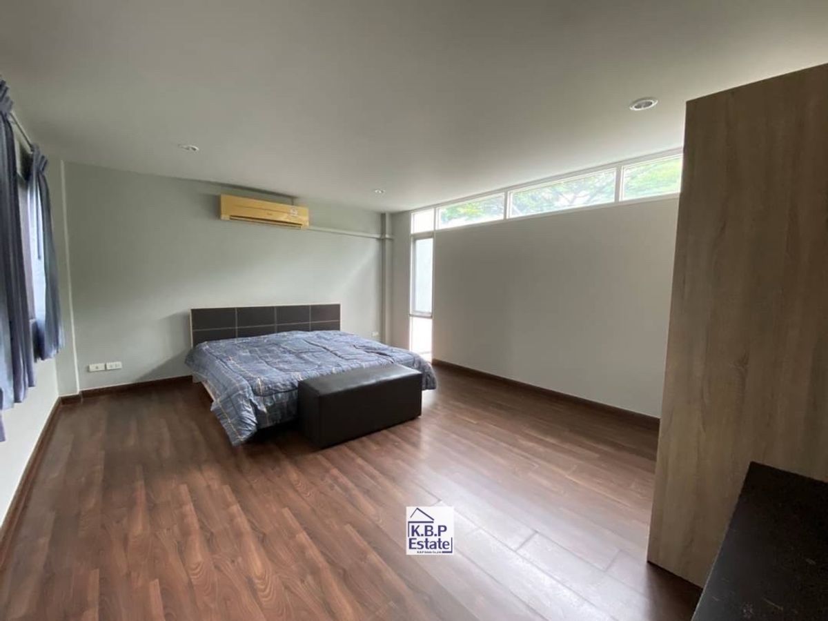 For RentTownhomeSukhumvit, Asoke, Thonglor : For RENT Single House Sukhumvit 49 (Thonglor Area) Fully Furniture Type 3 Beds 3 Baths +1MAID Room