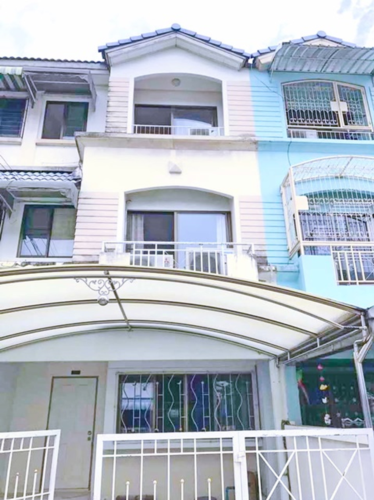 For RentTownhomeRamkhamhaeng, Hua Mak : Rama 9 Apl-MRT Hua Mak rental-selling home office 3 floors, 25 sq.w. Soi 41-45 245 sq.m. with 3 bedrooms. Good location, The Nine Rama 9