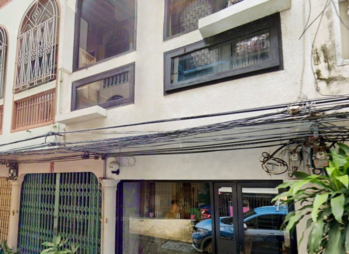 For RentOfficeSukhumvit, Asoke, Thonglor : BTS Thonglor 580 m. Rental 3-storey office building is decorated 21 sq.w. 241 sq.m. Renting Sukhumvit 34-40 Rama 4, Maleenont Tower (Channel 3).