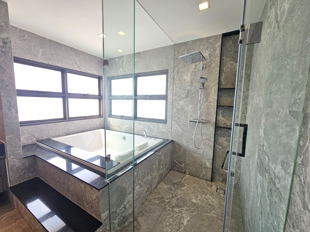 For SaleHouseLadkrabang, Suwannaphum Airport : Grand Bangkok Boulevadyard Bangna, 3 -storey detached house with transfer 55.9 million