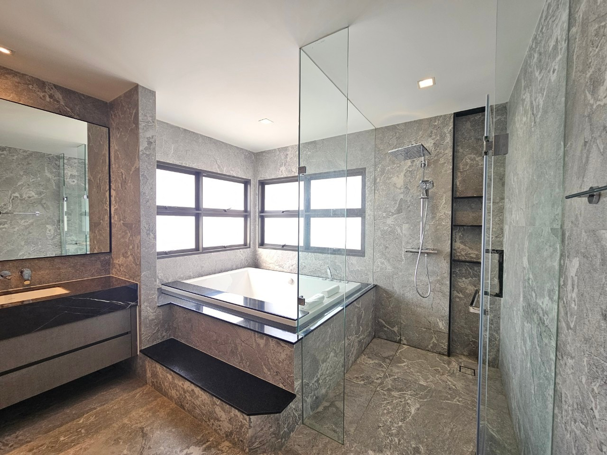 For SaleHouseLadkrabang, Suwannaphum Airport : Grand Bangkok Boulevadyard Bangna, 3 -storey detached house with transfer 55.9 million