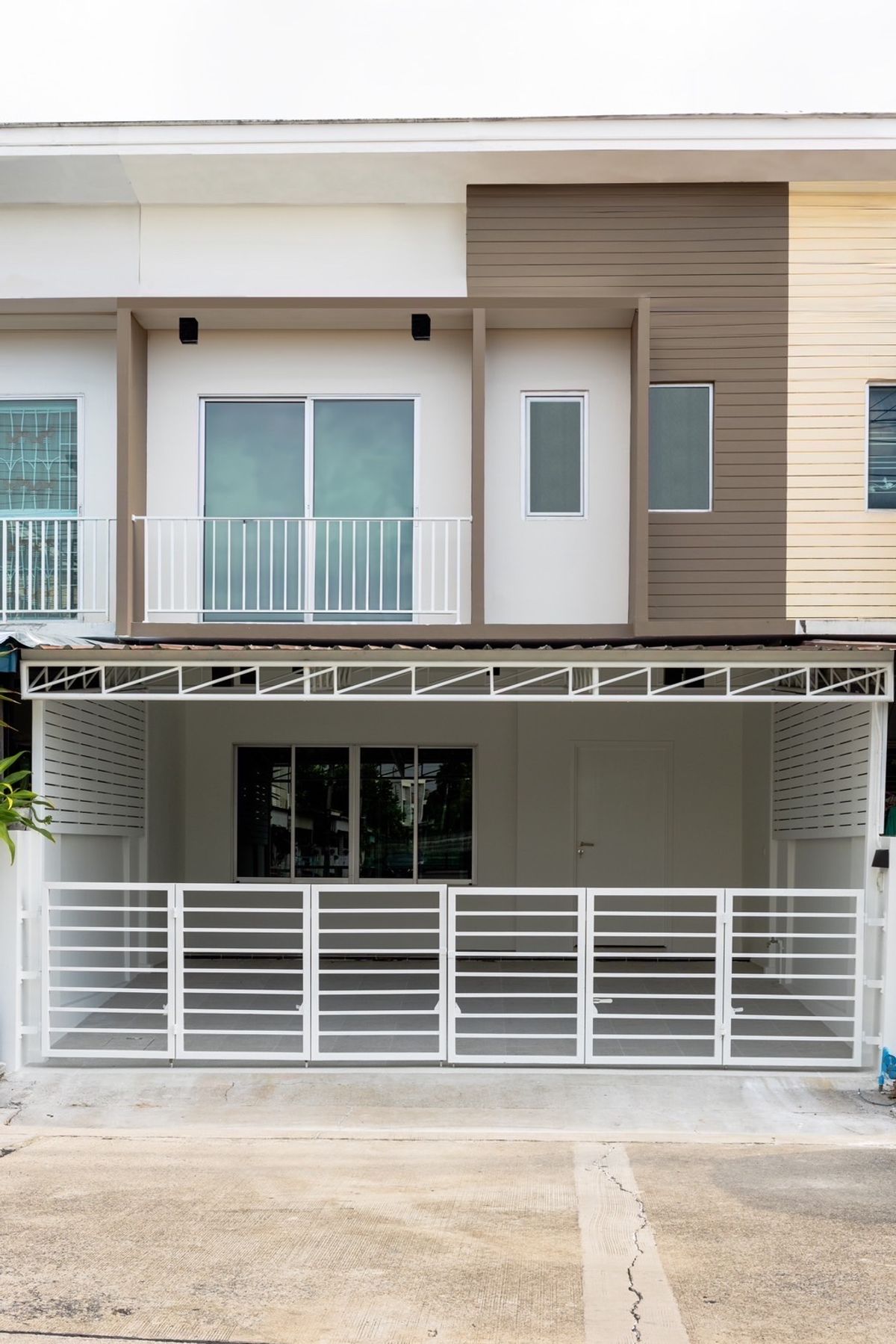 ขายทาวน์โฮมลาดกระบัง สุวรรณภูมิ : ขายถูก!! ทาวน์เฮาส์สองชั้นรีโนเวทใหม่ทั้งหลัง 