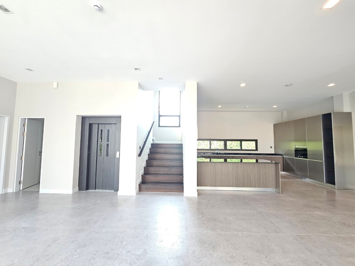 For SaleHouseLadkrabang, Suwannaphum Airport : Grand Bangkok Boulevadyard Bangna, 3 -storey detached house with transfer 55.9 million