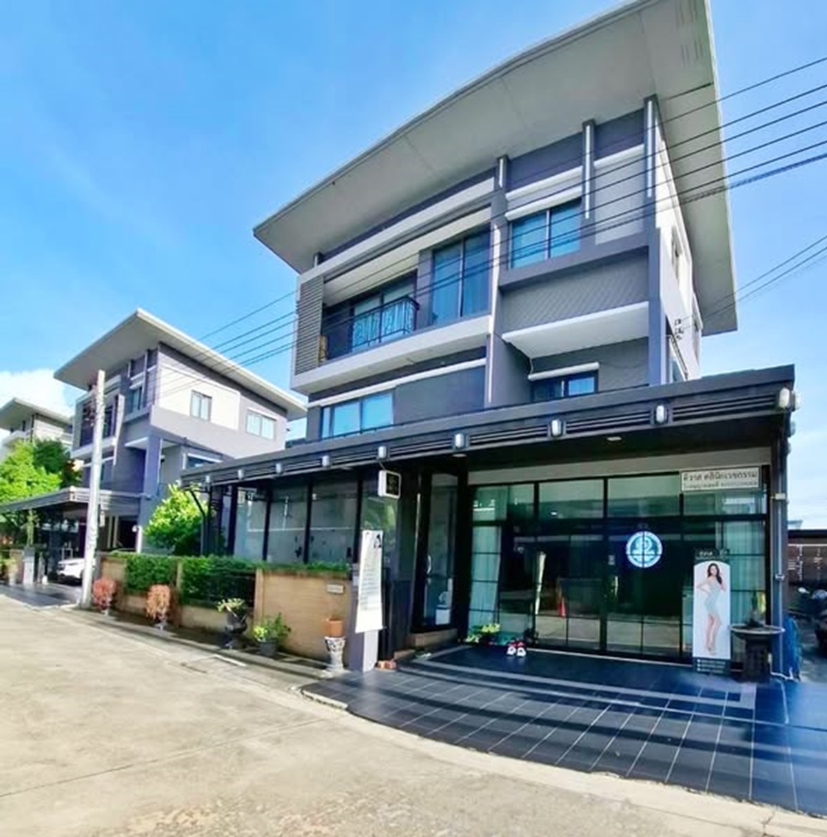 For LeaseholdHouseNawamin, Ramindra : Quick beauty clinic Watcharapol-Sukhaphiban 5 in Golden Prestige in front of the main road