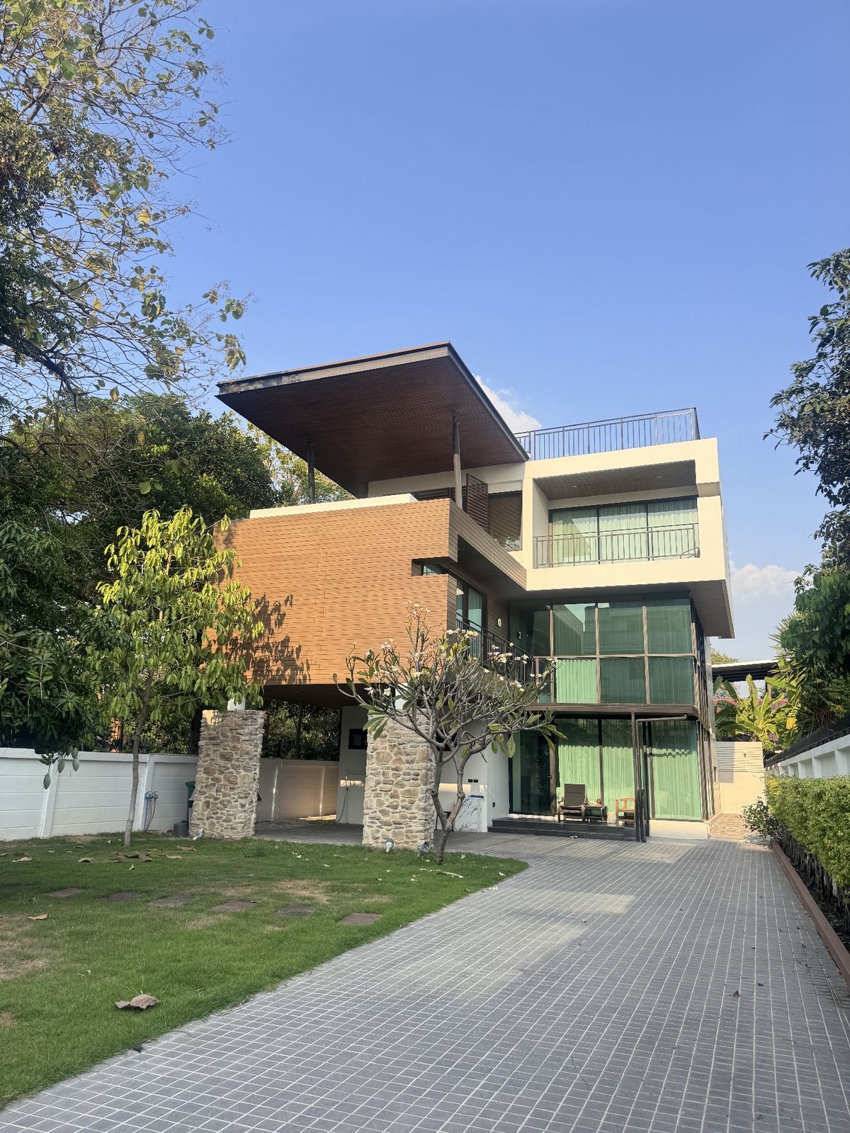 For RentHouseRatchadapisek, Huaikwang, Suttisan : 📣 Free ready ✨ Huai Khwang detached house for rent, Soi Ratchada 18, 5 bedrooms, 4 bathrooms + 1 housekeeper room ... 300 SQ.M. Ferrer, a total of 122 sq.m., parking 6 cars .. 🚗