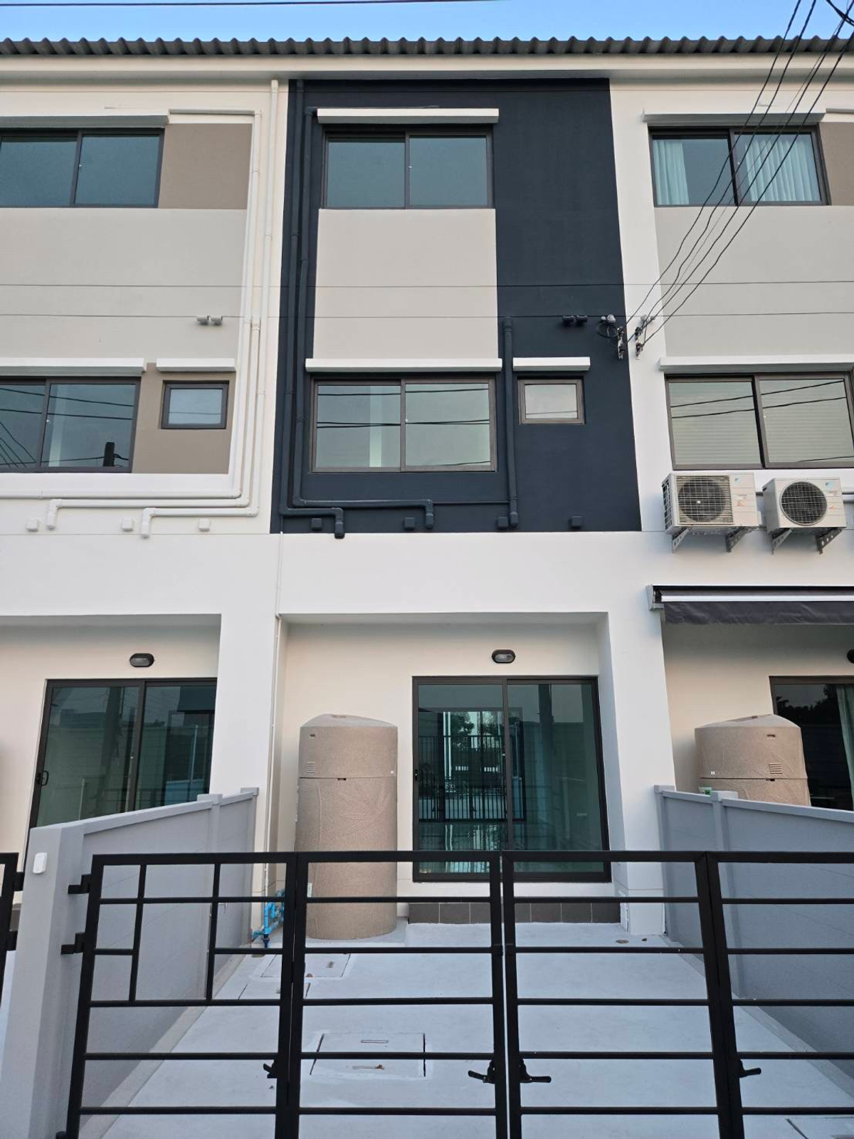 For RentHome OfficePathum Thani,Rangsit, Thammasat : #3-storey home office for rent, Phahonyothin-Vibhavadi Located in the AP Community project surrounded by more than 1,800 households. Golden location that is worth every investment. Suitable for all businesses in the ultimate location Phahonyothin-Rangsit 