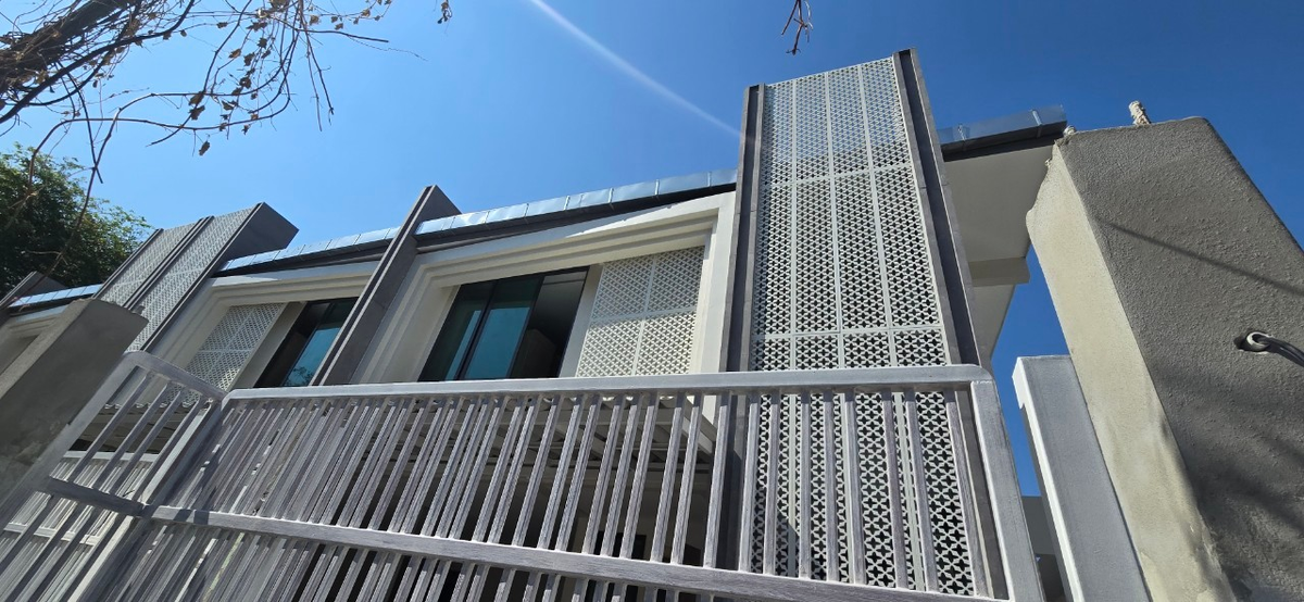 For RentHouseSukhumvit, Asoke, Thonglor : Newly Renovated House, 3 Bed & 3 Bath, near Samitivej Thonglor Hospital ** NO CO-AGENT ** 全新别墅，三房三卫，靠近通罗三美泰医院。不接受中介合作