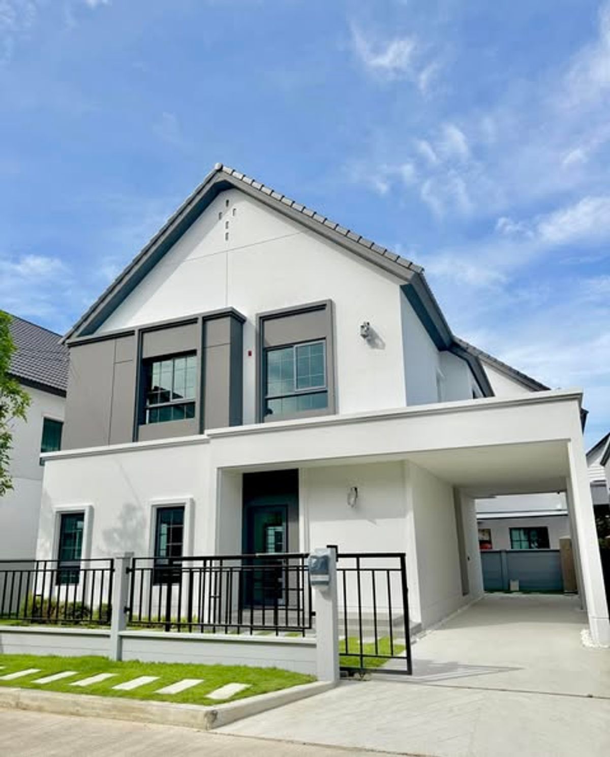 ขายบ้านบางนา แบริ่ง ลาซาล : 🏡 𝐂𝐞𝐧𝐭𝐫𝐨 𝐁𝐚𝐧𝐠𝐧𝐚 – บ้านเดี่ยวสุดหรู ติด Mega Bangna 🏡 ❤️‍🔥 ลดด่วน! เหลือเพียง 10.9 ล้านบาท ❤️‍🔥 ฟรีทุกค่าใช้จ่าย ราคาต่อรองได้
