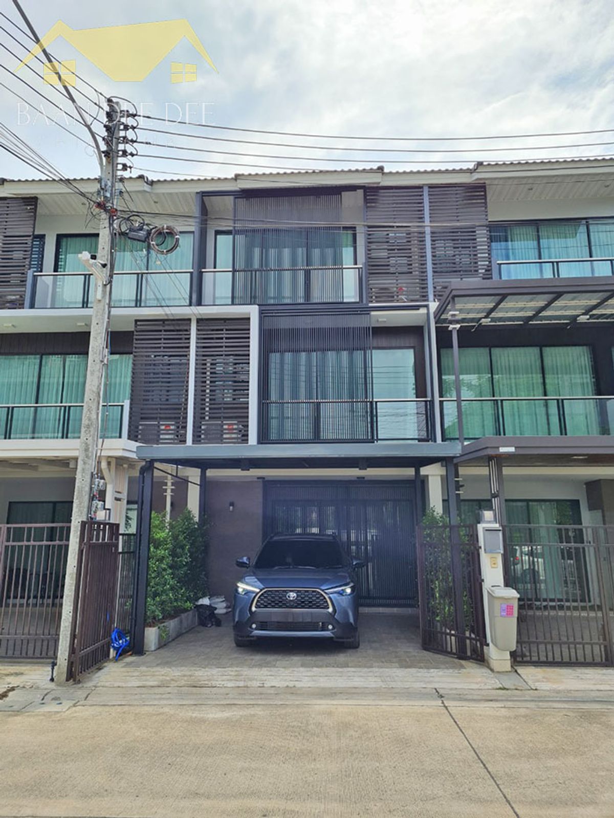 For RentTownhomeChiang Mai : The townhouse has a central city level for rent 30,000 baht per month, near Central Airport No.1H197.