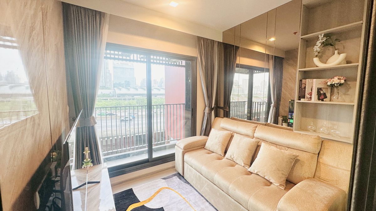 For RentCondoRama9, Petchburi, RCA : Life Asoke Hype condo for rent only 300 meters from Rama 9 MRT.