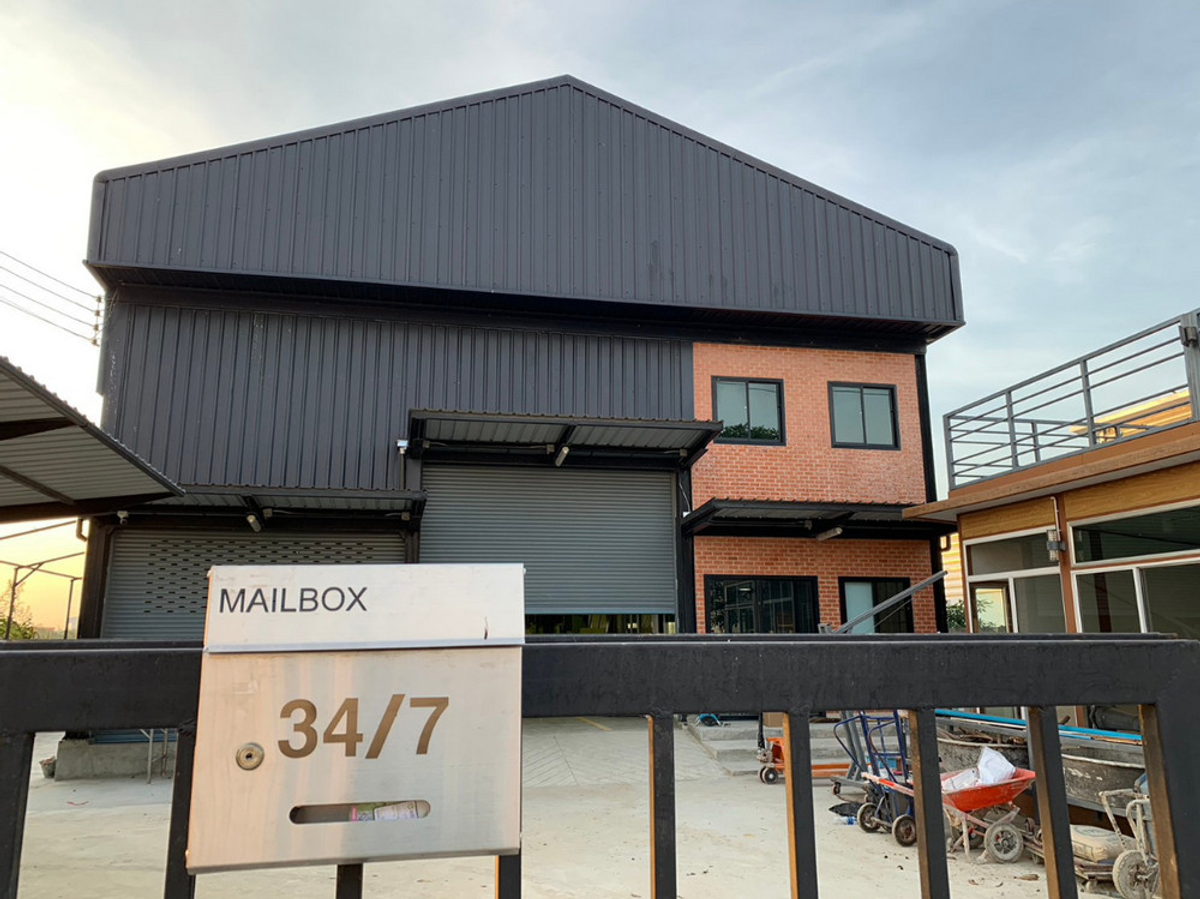 For SaleWarehousePathum Thani,Rangsit, Thammasat : Inquiries: 080-045-2332 Sell Modern Loft style warehouse, wide area near the warehouse 7/11 and Lotus is located in the FC Factory Lat Lum Kaeo Pathum Thani project.