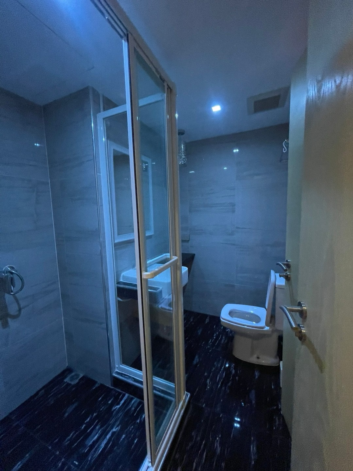For SaleCondoWitthayu, Chidlom, Langsuan, Ploenchit : Privacy in CBD !! The condo has a high privacy. With only 30 units, beautiful rooms, very good condition.