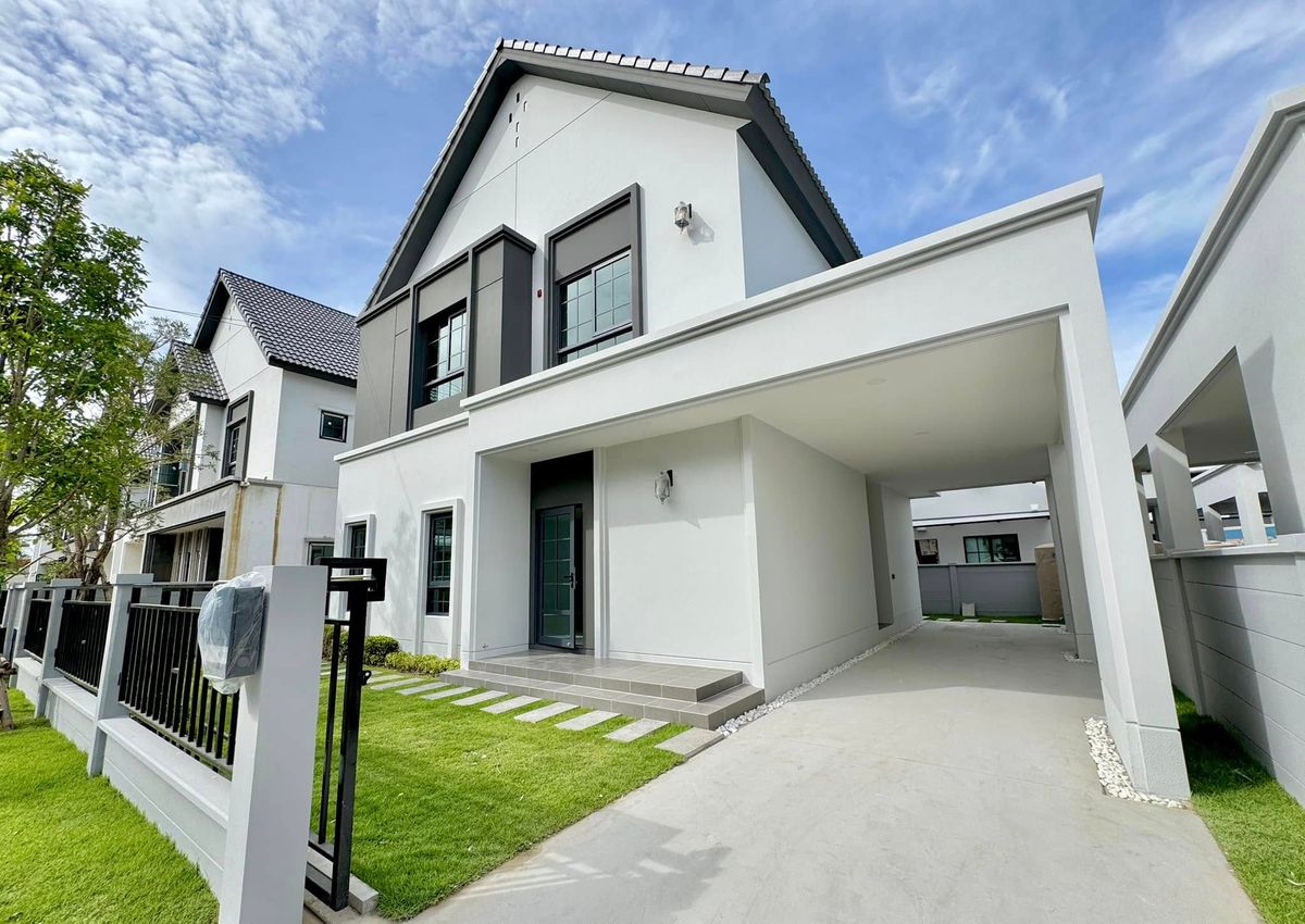 For SaleHouseBangna, Bearing, Lasalle : 🏡 𝐂𝐞𝐧𝐭𝐫𝐨 𝐁𝐚𝐧𝐠𝐧𝐚 𝐁𝐚𝐧𝐠𝐧𝐚 - Luxurious detached house next to mega bangna 🏡 ❤️‍🔥 Urgent! Only 10.9 million baht left. ❤️‍🔥 Free all expenses. Price negotiable