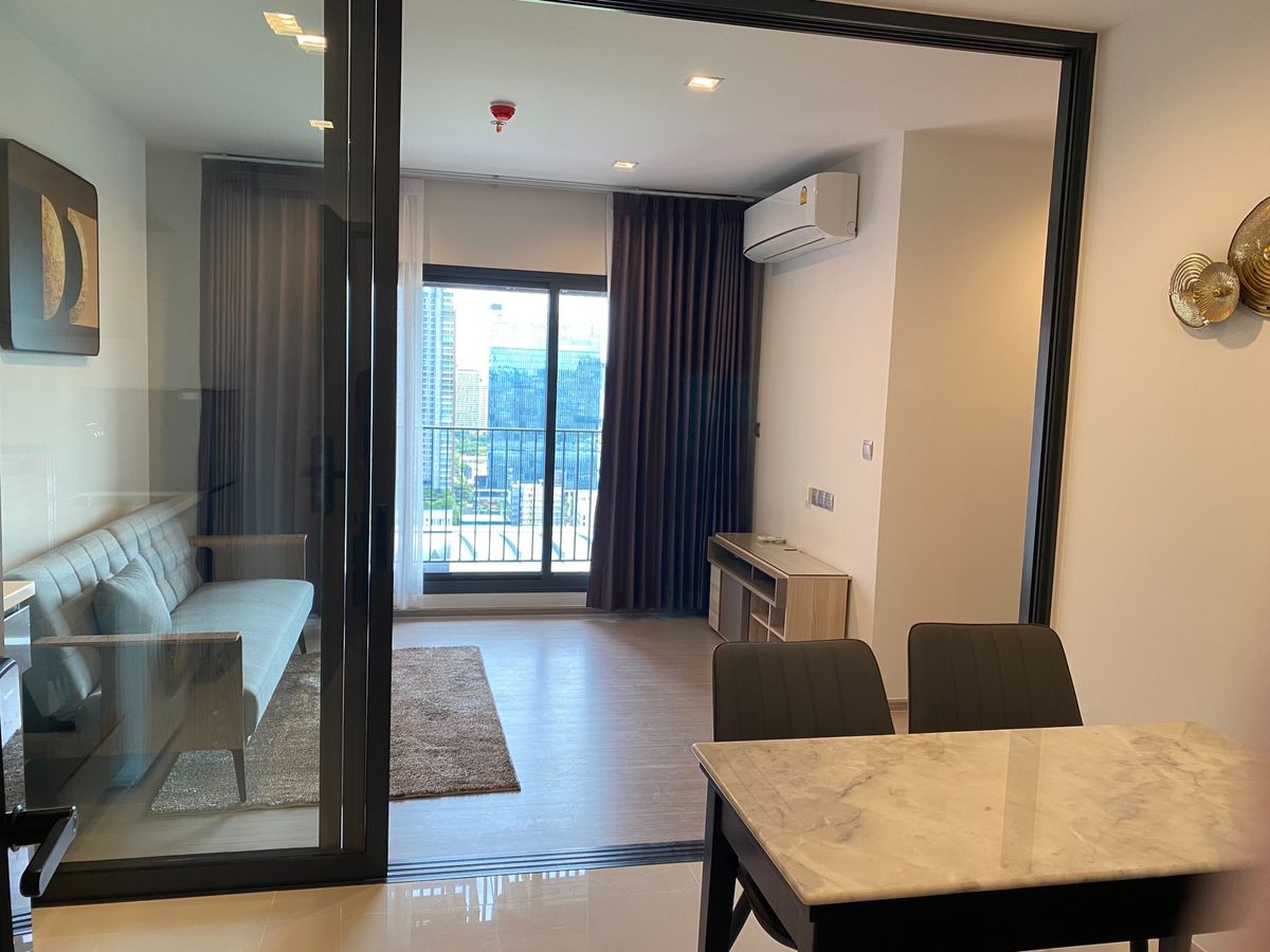 For RentCondoRama9, Petchburi, RCA : Life Asoke Hype condo for rent only 300 meters from Rama 9 MRT.