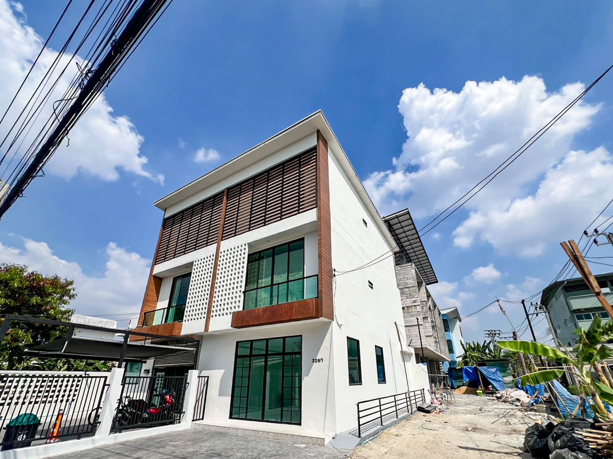 ขายทาวน์โฮมวิภาวดี ดอนเมือง หลักสี่ : 📍 ขอปล่อยต่อทาวน์โฮม 3 ชั้นมือหนึ่ง ซ.แจ้งวัฒนะ 6 ใกล้ MRT ราชภัฎฯพระนคร เพียง 6.3 ล้าน  หลังมุมหลังใหญ่ เพดานสูงโปร่ง 
