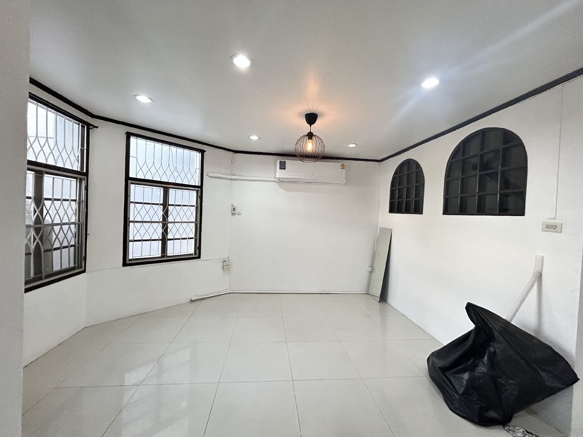 ให้เช่าทาวน์โฮมพระราม 3 สาธุประดิษฐ์ : House For Rent Narathiwas 22