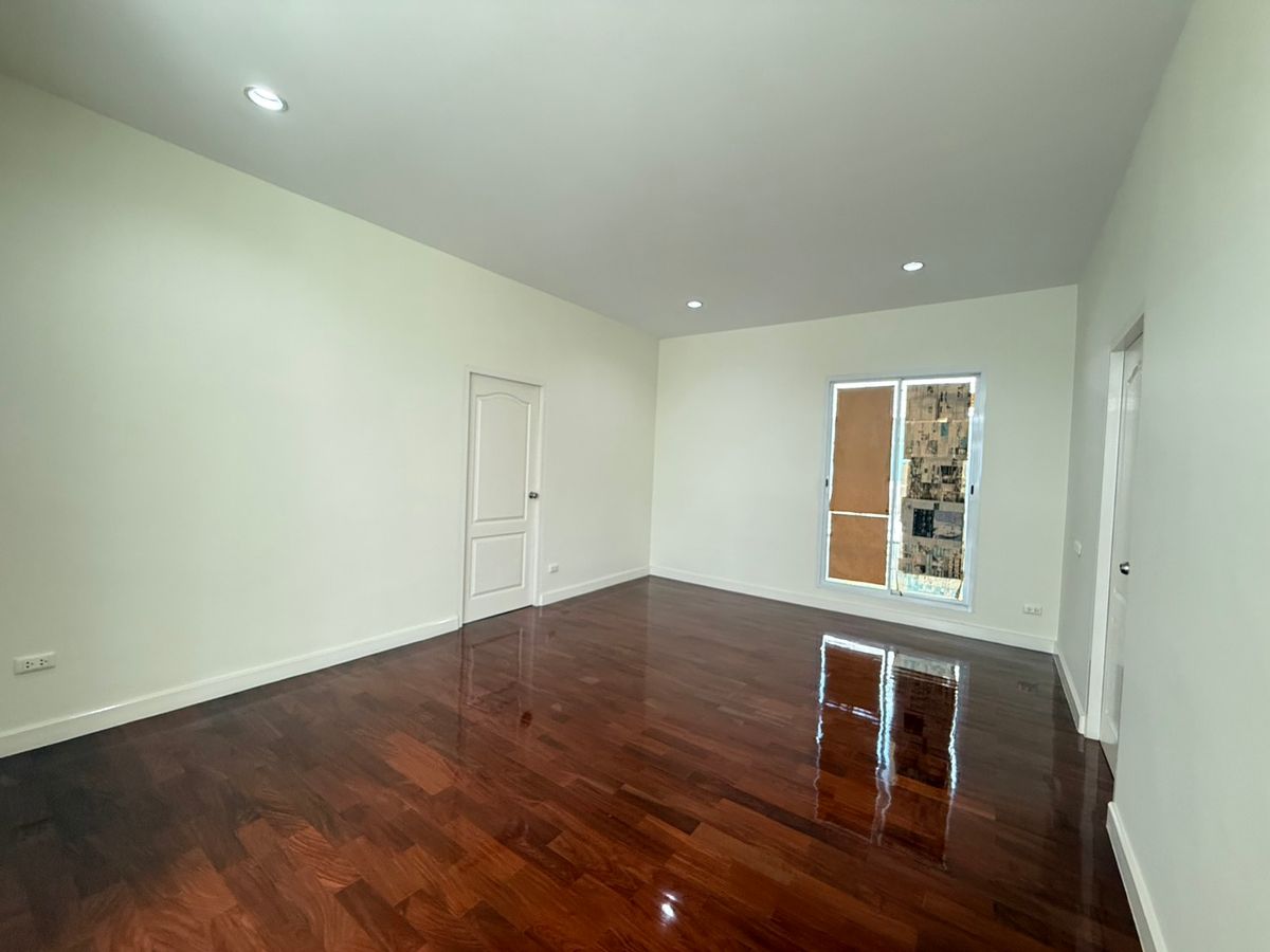 For SaleHouseBangna, Bearing, Lasalle : 2 houses for sale, Blue Lagoon, 2 pairs, adjacent to each other. Can buy a pair or separate